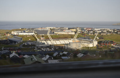 Panoramă superbă a oraşului Torshavn, cu stadionul Torsvollur în prim-plan