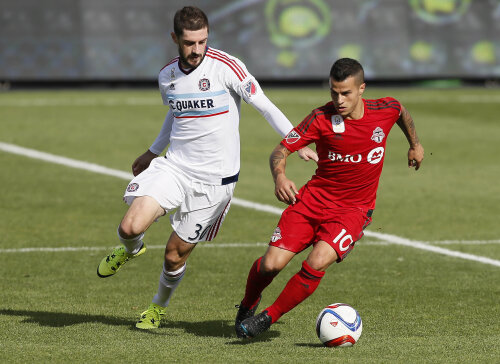 Cociș încearcă să-l oprească pe Giovinco.  Foto: Reuters