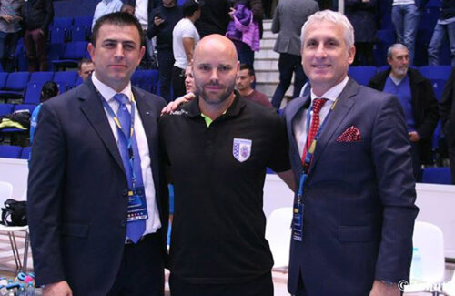 Constantin Căliman (dreapta), alături directorul sportiv Nicolae Luca și de antrenorul Kim Rasmussen // Foto: Ionuț Buharu