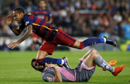 Genunchi în cap! În minutul 3, Raț l-a faultat dur pe Neymar, care l-a lovit pe român în căzătură cu genunchiul în cap. Nici unul n-a pățit nimic // Foto: Reuters