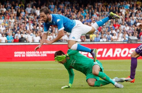 Tătărușanu ratează intervenția în minutul 89, la centrarea lui Ghoulam, și intră în Higuain, fără ca arbitrul să dea 11 metri // Foto: Guliver/GettyImages