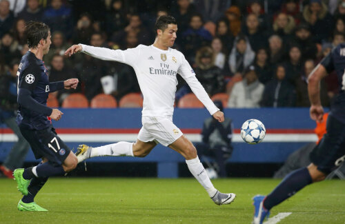 Ronaldo (în alb) armează, dar glonțul său nu ochește ținta // Foto: Reuters