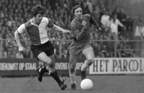 Cruyff (dreapta) duelîndu-se cu Van Hanegem, la un Feyenoord - Ajax 3-3, în aprilie 1970