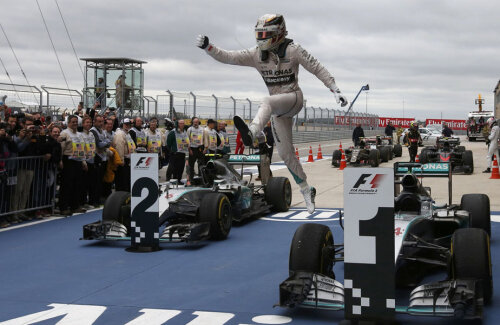 Lewis Hamilton sărbătoreşte victoria finală sărind de pe maşina sa Mercedes // Foto: Reuters