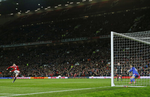 Rooney trage slab, teleghidat, și portarul lui Middlesbrough, spaniolul Tomas, blochează mingea // Foto: Reuters