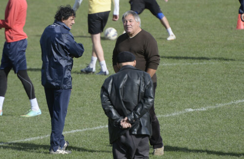 Antrenorul italian Giovanni Pisano și președintele Comitetului Director de la FC Caransebeș, Dan Avram, la unul dintre antrenamentele gugulanilor