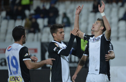 Tănase (dreapta), felicitat de colegi. Au urmat patru goluri în poarta lui Iustin Popescu