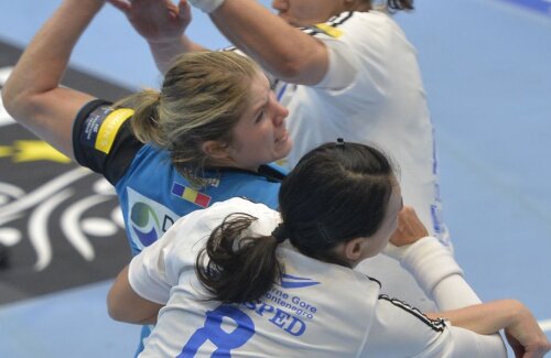 Line Jorgensen (în albastru) a avut de luptat din greu în tur cu Cristina Neagu și Dragana Cvijici // Foto: Alex Nicodim