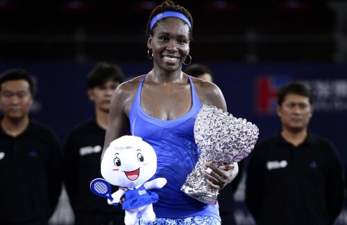 Venus Williams și trofeul de la Zhuhai // Foto: AFP