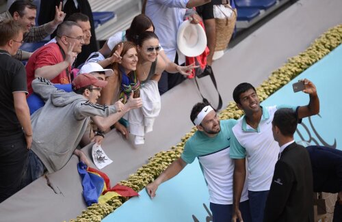 Florin Mergea şi Rohan Bopanna pozîndu-se cu fanii după cucerirea celui mai important titlu al lor, cel de la Madrid // Foto: Alex Nicodim