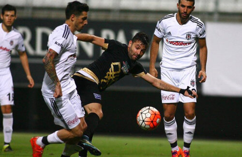 Rusescu (în negru) are o medie de 36,6 minute pe meci la Osmanlispor în campionat