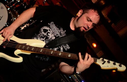Basistul Alex Pascu este cel care a fondat trupa Goodbye to Gravity în 2011
