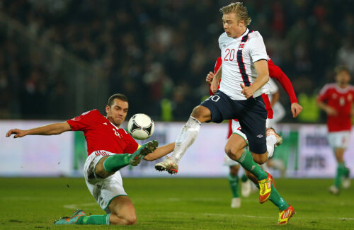 În amicalul de acum trei ani, echipa lui Juhasz (stînga, în duel cu Soderlung) a încasat un 0-2 la Budapesta // Foto: Reuters