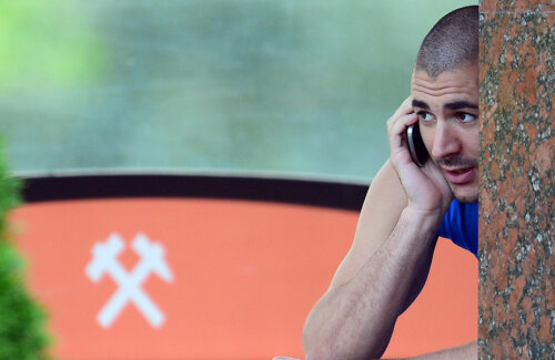 Karim Benzema, vorbind la telefon în cantonamentul Franței de la Clairefontaine // Foto: Reuters