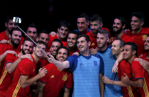 Casillas e la mare preț. Toți colegii de la națională au vrut un selfie cu el // Foto: Reuters