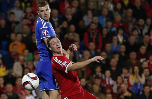 Dzeko, în albastru, a dat 44 de goluri în 74 de meciuri pentru naționala Bosniei // Foto: Reuters