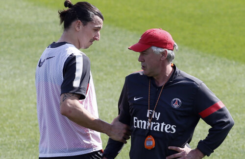 Ibrahimovici glumește cu Ancelotti la antrenament, strîngîndu-l de braț // Foto: Reuters