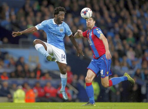Martin Kelly în duel cu Wilfried Bony în meciul Manchester City - Crystal Palace
