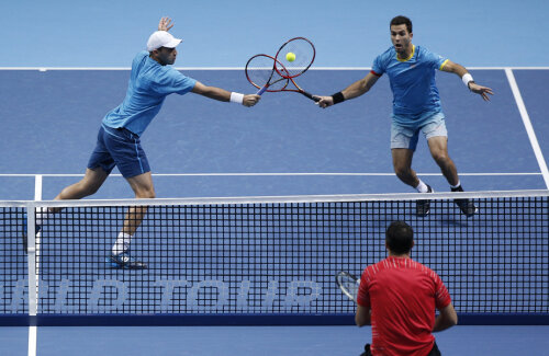 Horia Tecău (stînga) şi Jean-Julien Rojer într-unul dintre momentele încinse ale meciului de ieri // Foto:  AFP