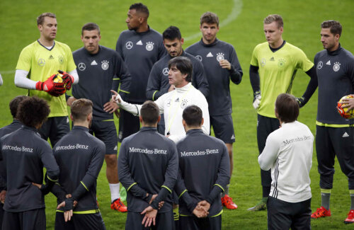 Jucătorii îl ascultă pe selecționerul Low, dar se poate citi pe fețele lor că nu le mai stă capul la fotbal // Foto: Reuters