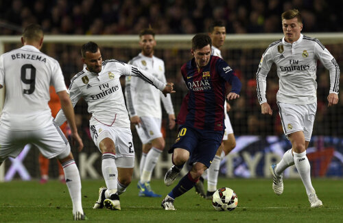 Leo Messi, singur împotriva tuturor madrilenilor în această imagine. Dar argentinianul are colegi de mare valoare. Barca e o mașină de fotbal // Foto: AFP