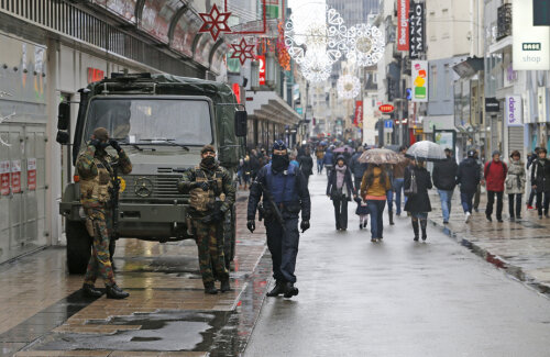 La Bruxelles, soldații cu mitraliere patrulează printre trecători // Foto: Reuters