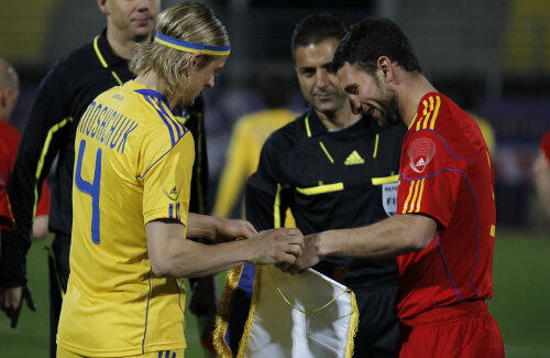 Raţ (dreapta), printre ultimii rămaşi din echipa care, în 2011, întîlnea Ucraina pentru ultima oară în Cipru. Au dispărut Sburlea, L. Ganea, Silviu Ilie sau Deac