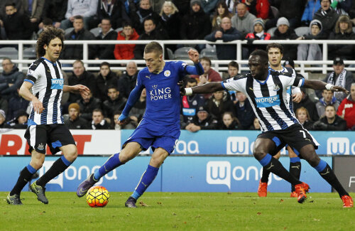 Vardy (în albastru) deschide scorul pentru Leicester la Newcastle // Foto: Reuters