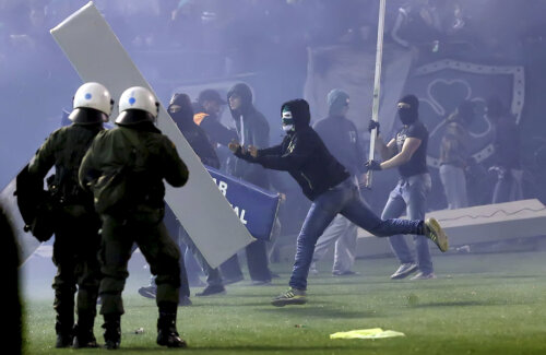 Ultrașii lui Panathinaikos îi atacă pe polițiști cu bare de fier // Foto: Reuters