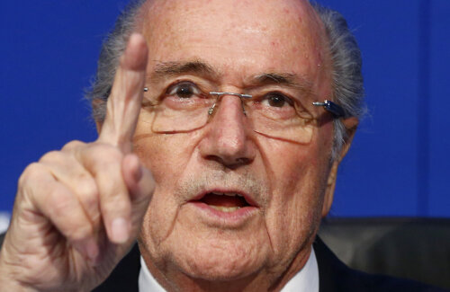 Blatter pare că invocă Divinitatea, de ajutorul căreia are nevoie acum mai mult decît oricînd
