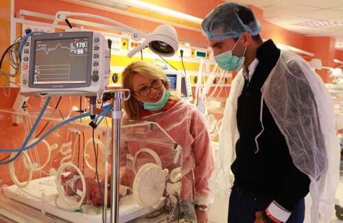 Horia Tecău, privind cu emoţie incubatorul în care se află un bebeluş cu probleme