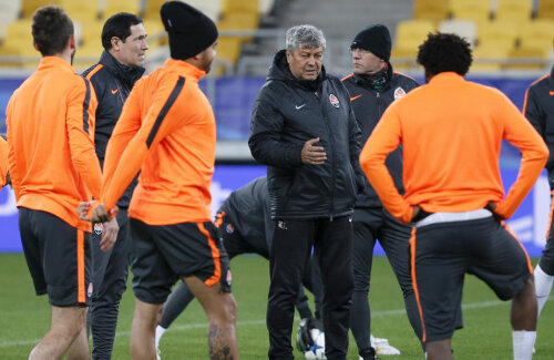 Lucescu, aseară, la antrenament. Ultimele sfaturi înaintea meciului cu Real // Foto: Reuters