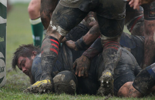 La finalul ambelor meciuri, jucătorii formațiilor arătau de parcă ieșiseră din mină, nu de pe terenurile de rugby // Foto: MediafaxFoto