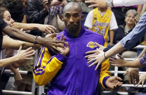 Kobe Bryant în mijlocul fanilor