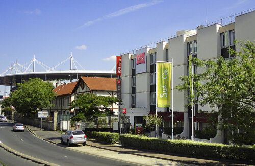 Camera acestui hotel Ibis Ouest de lîngă Stade de France va costa cu 726% mai mult la Euro