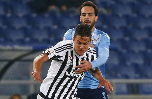 Dybala (alb-negru) se strecoară cu abilitate printre laziali. MVP-ul lui Juve pe Olimpico // Foto: Reuters