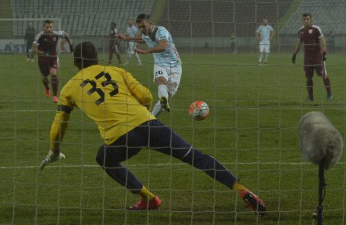 Penalty-ul din care Axente a făcut 0-1, deschizînd drumul Mureșului către prima victorie după 5 etape // Foto: Cristi Preda