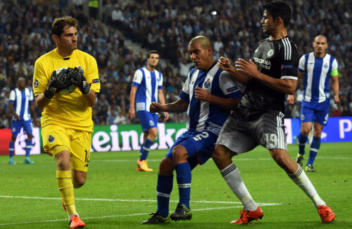 Iker Casillas, protejat aici de Maxi Pereira, s-a opus în tur încercărilor lui Diego Costa // Foto: AFP