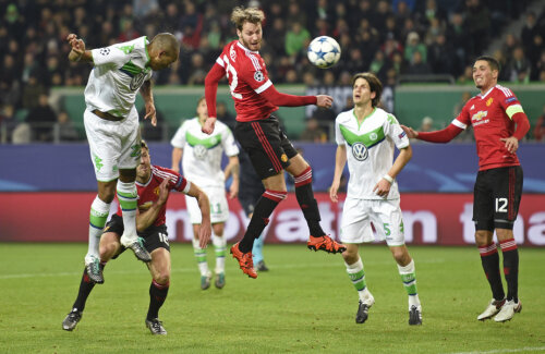 Brazilianul Naldo, stînga, în alb, înscrie cu capul și pecetluiește soarta lui United // Foto: Reuters