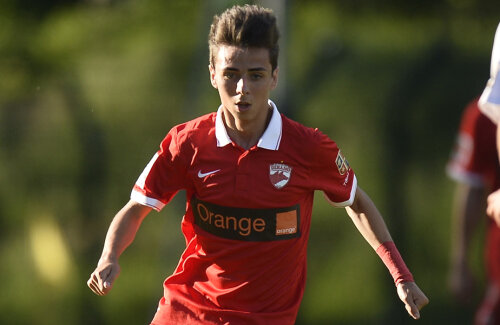 La vară, cînd va împlini 19 ani și îi va expira actualul contract, Patrick Petre va fi nevoit să prelungească acordul cu Dinamo pe numai 18 milioane de lei vechi pe lună. Asta în condițiile actualelor prevederi regulamentare