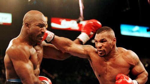 Mike Tyson, dreapta în duel cu Evander Holyfield, într-un meci din 1996. Holyfield s-a impus după 11 runde, prin KO tehnic