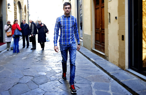Ciprian se simte perfect în Florența, unde întoarce privirile admiratorilor pe stradă
