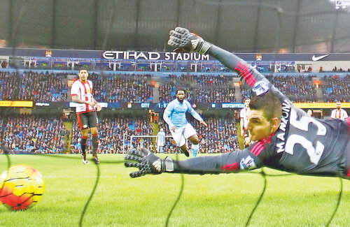 Mannone plonjează tardiv la șutul lui Yaya Toure. Mingea, la firul ierbii, îl depășește pe portar // Foto: Reuters