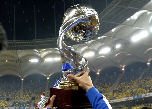 Așa arată trofeul Cupei Ligii, cîștigat în sezonul trecut de Steaua