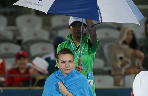 Simona Halep, aşteptînd ieri pe teren să stea ploaia la Sydney // Foto: Guliver/GettyImages