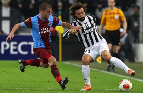 Bourceanu a avut viaţă grea cu Pirlo în Europa League, atunci cînd Trabzonspor a jucat cu Juventus // Foto: Getty Images