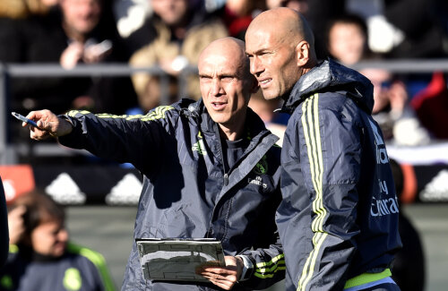 Zidane și David Bettoni (stînga), cel care îl ajută și la antrenamente, și în timpul meciurilor // Foto: AFP