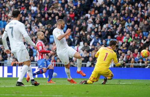 Benzema (în centru) a marcat două goluri pentru Real și la 5-1 cu Gijon // Foto: Guliver/GettyImages