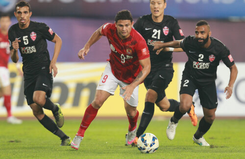 Jucătorii lui Olăroiu de la Al Ahli n-au nici o șansă să-l stopeze pe Elkeson în finala Ligii Campionilor Asiei 2015. Nouarul a înscris golul victoriei (1-0)