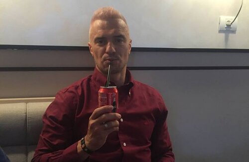 Pancu savurează o Cola cu noul său look, model România '98